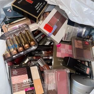 Makeup bundle 10 for 25$